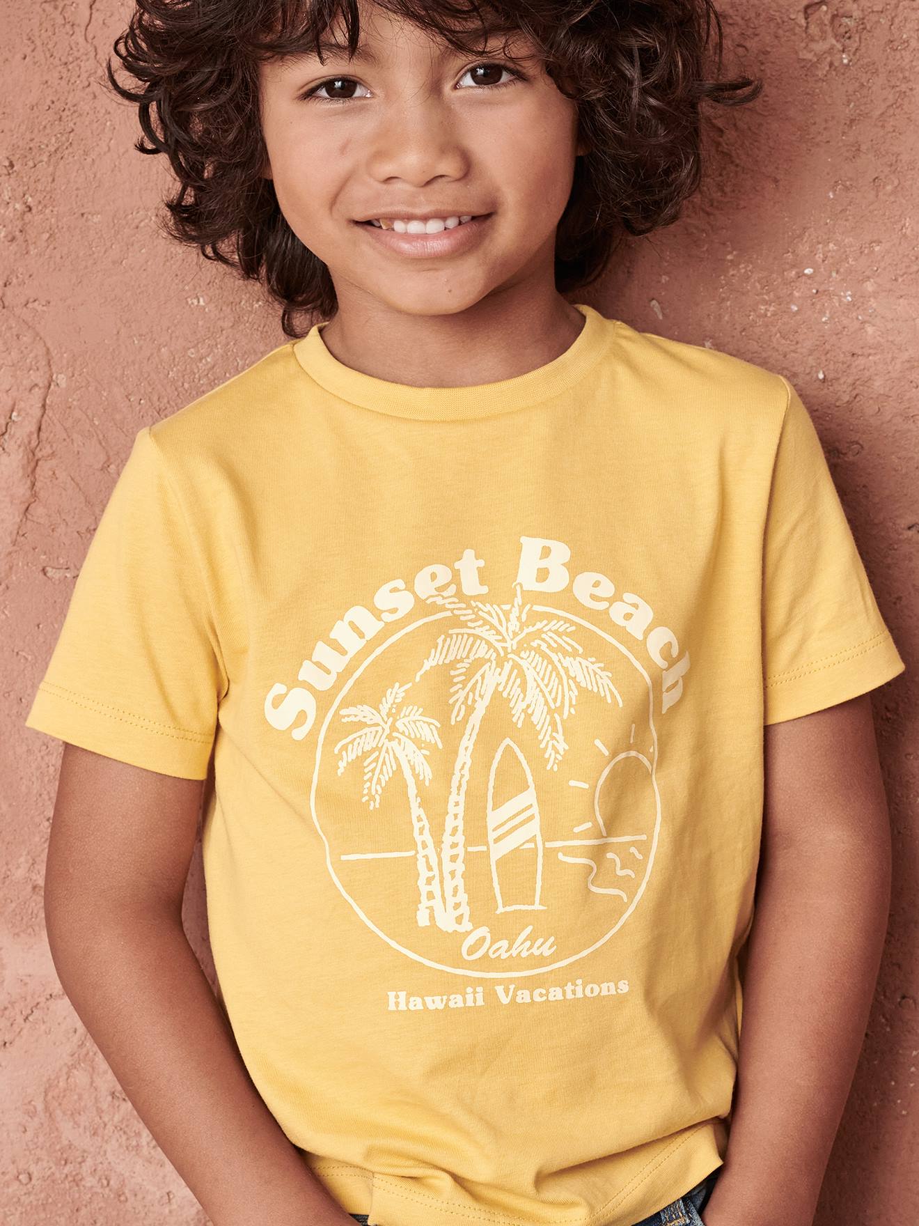 Conjunto com 3 camisetas de manga curta sortidas para meninos, na cor amarela.