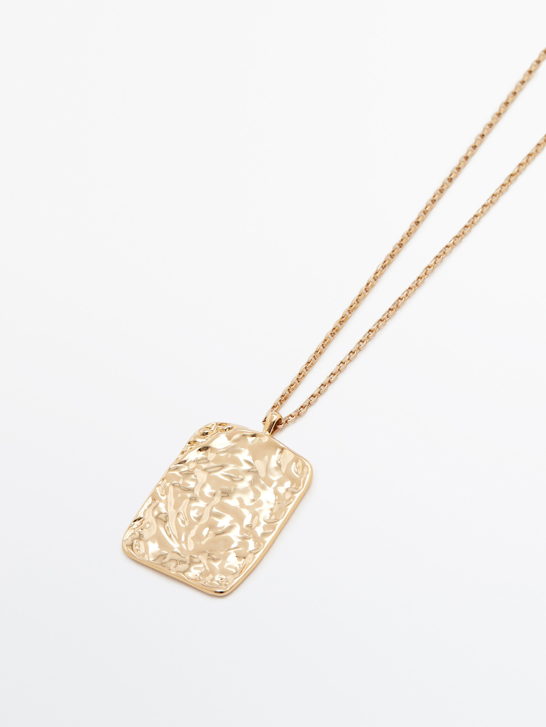 Colar comprido com medalhão texturizado banhado a ouro - DOURADO