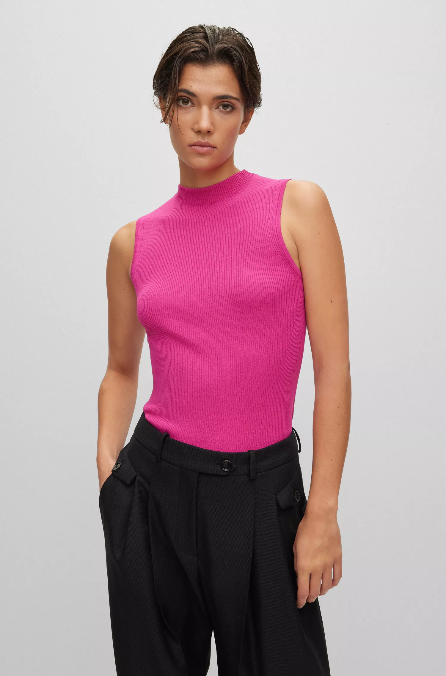 Blusa preta sem mangas com gola alta e textura canelada da BOSS.