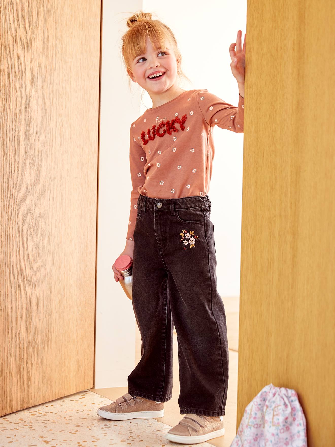 Camiseta estampada com letras em relevo, tamanho médio infantil, estampa marrom.