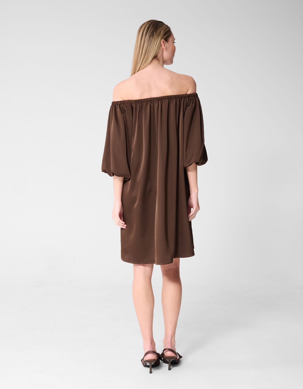Satijnen Off Shoulder Mini Jurk Bruin By Fred