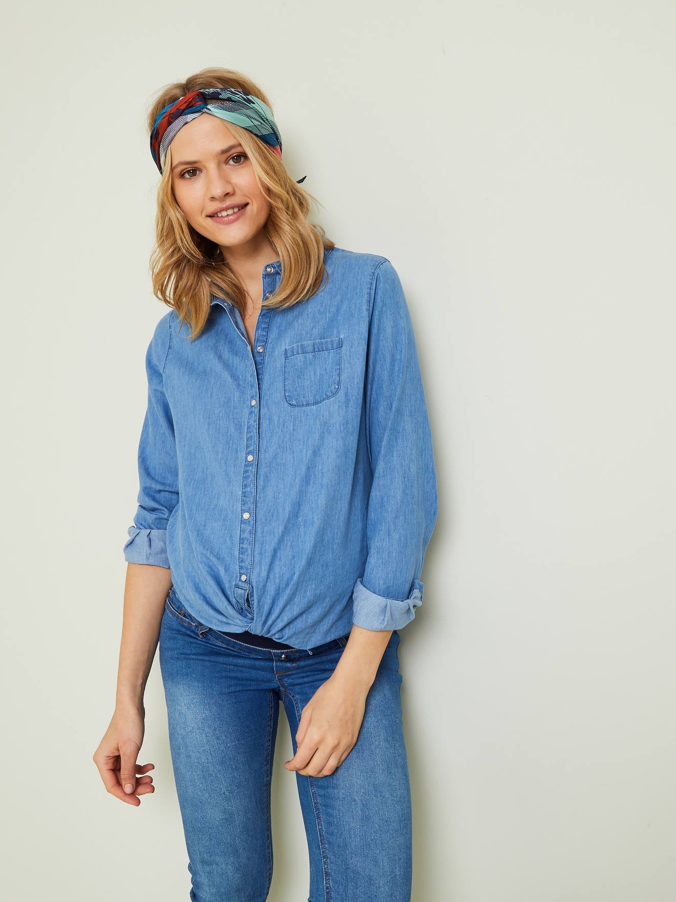 Camisa de maternidade e amamentação em denim azul escuro.