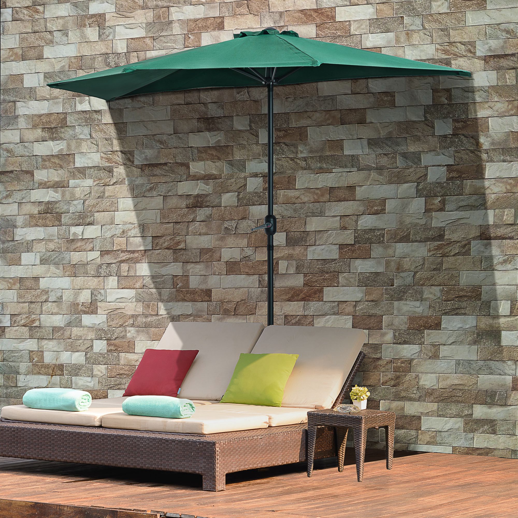 Guarda-sol de jardim Outsunny 269x138x236 cm com manivela e formato semicircular para terraço, pátio e piscina ao ar livre, na cor verde.