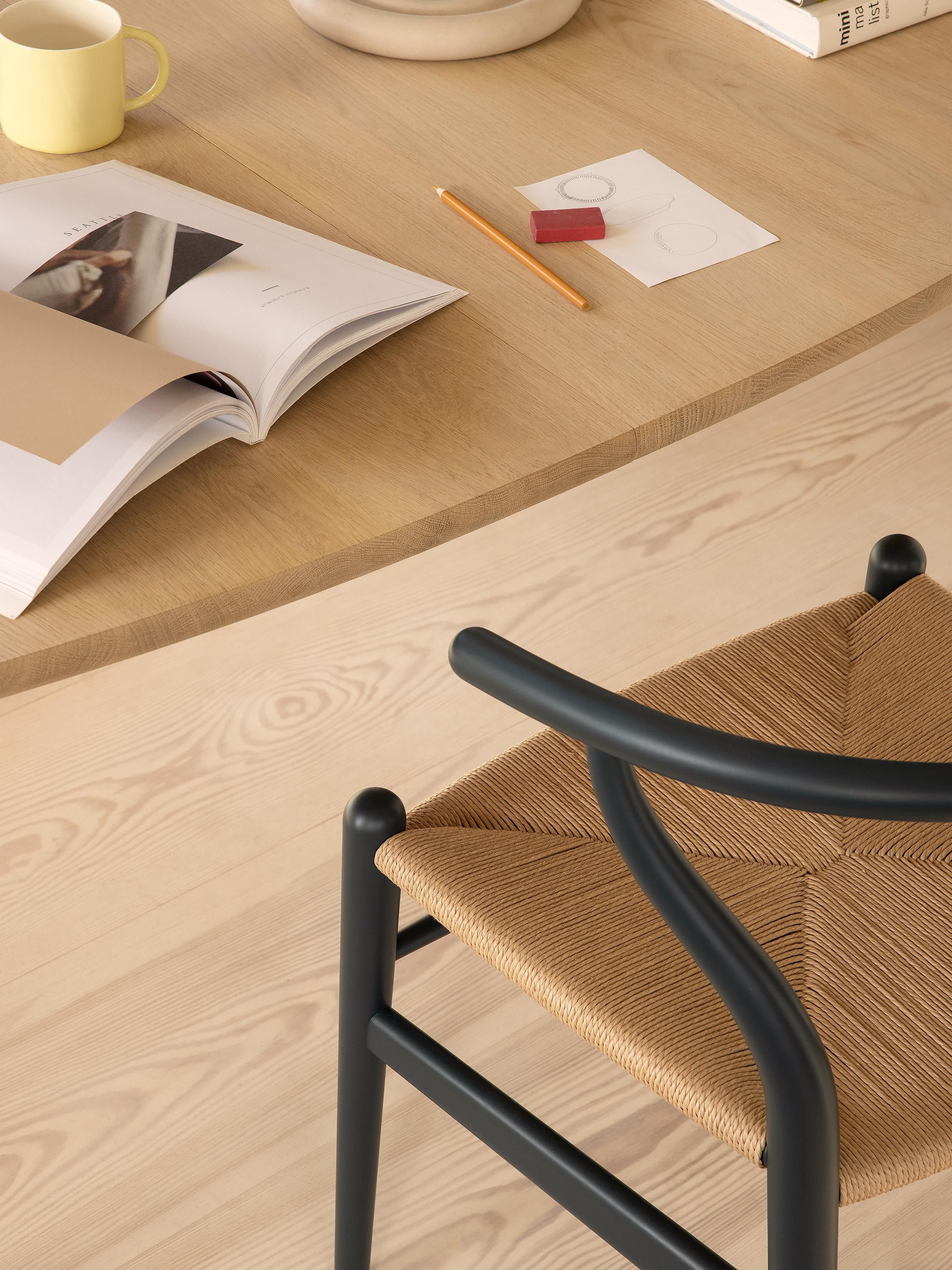 Houten stoel CH24 Wishbone Chair met handgevlochten zitvlak