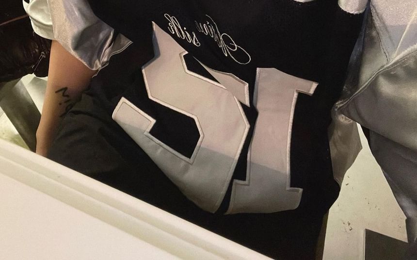 JVL - T-shirt met korte mouwen, V-hals en nummeringprint van jersey