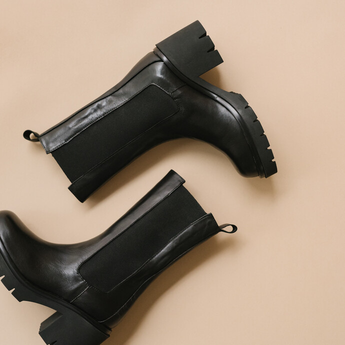Bottes à semelles crantées et élastiques  en cuir noir
