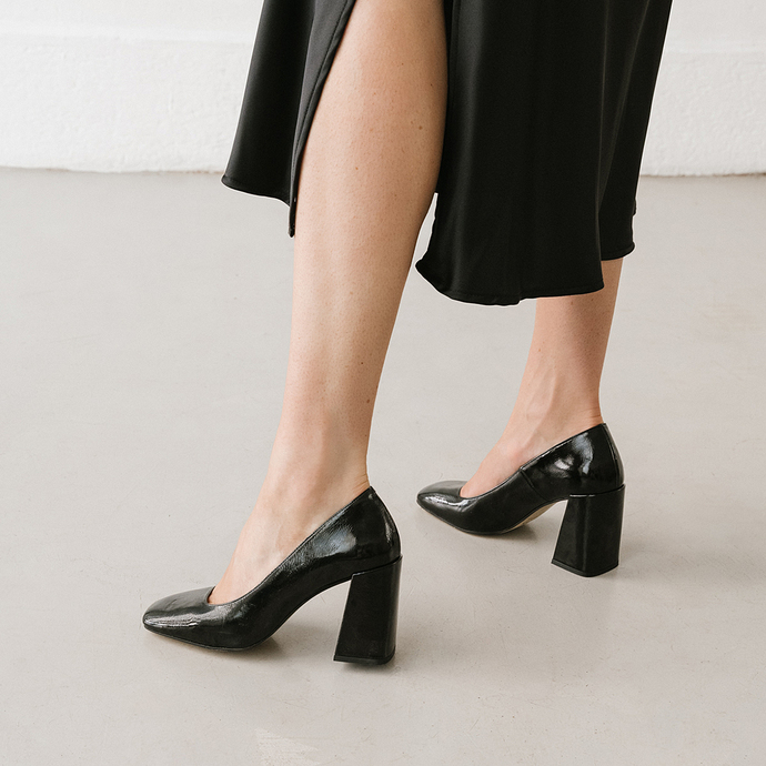 Escarpins à talons hauts et bouts carrés...  en vernis plissé noir