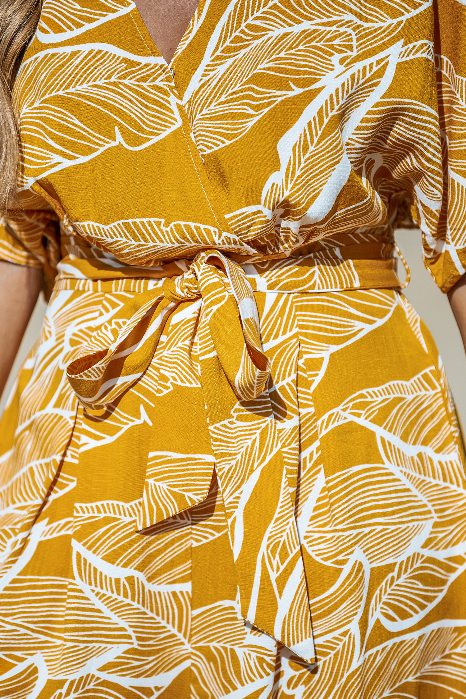 Combishort avec taille à nouer à feuille de palmier jaune