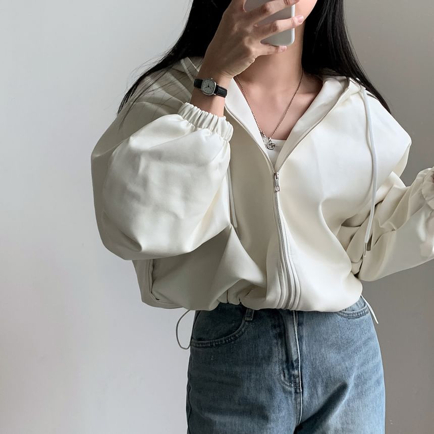 Janerium - Effen imitatieleren cropped jack met capuchon en trekkoordzoom