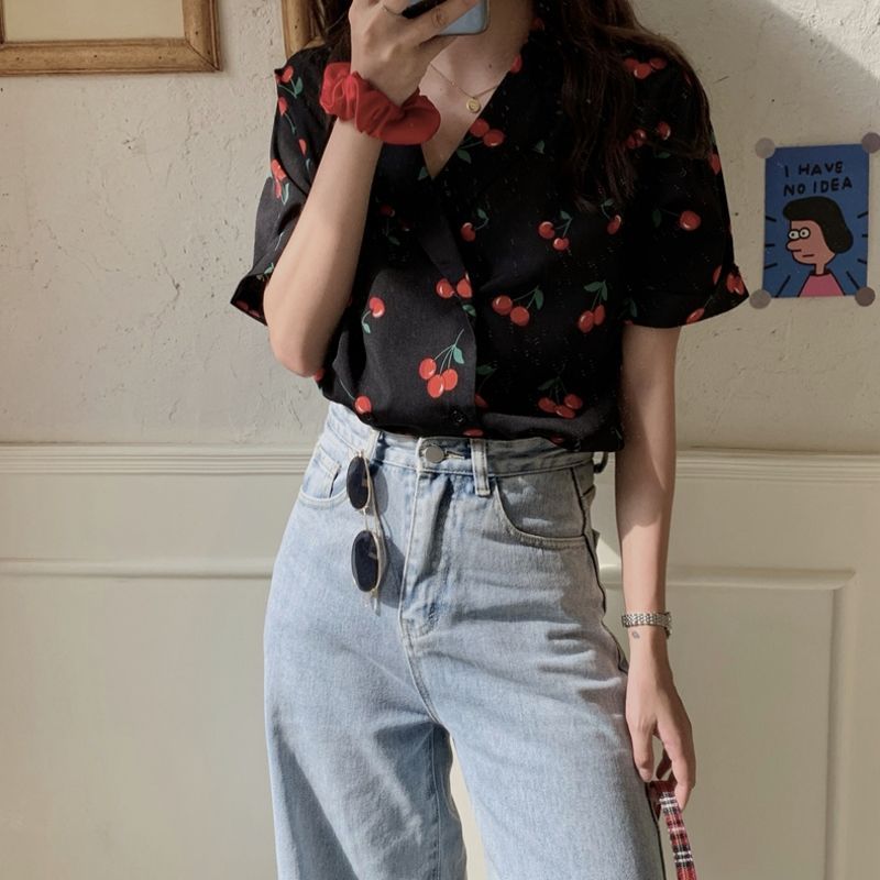 Mikiko - Blouse met korte mouwen en kersenprint