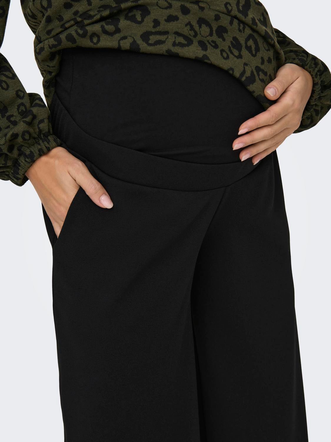 OLMSTILLA Normal geschnitten Hose Black
