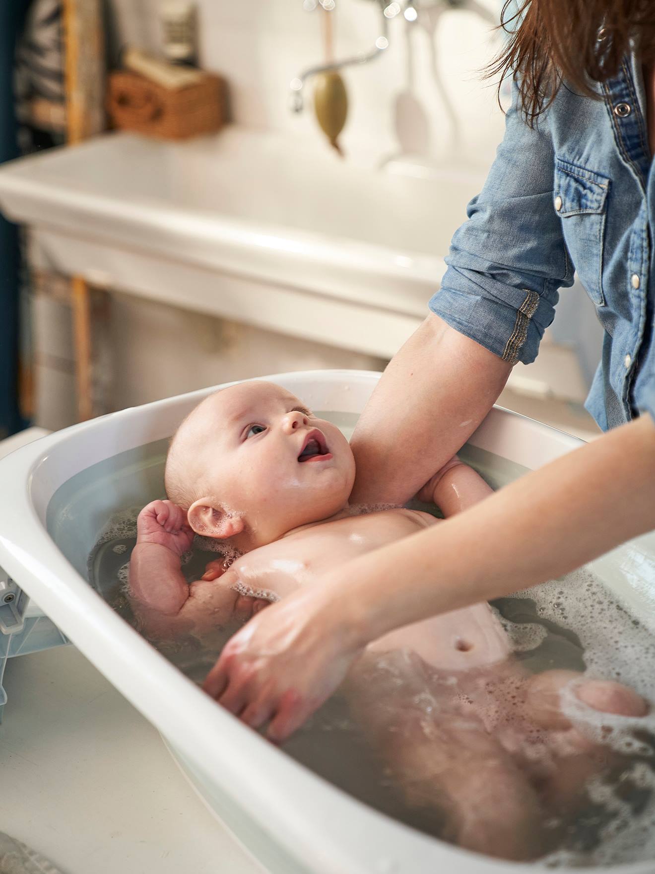 Banheira dobrável Easytub VERTBAUDET, com estampa azul.