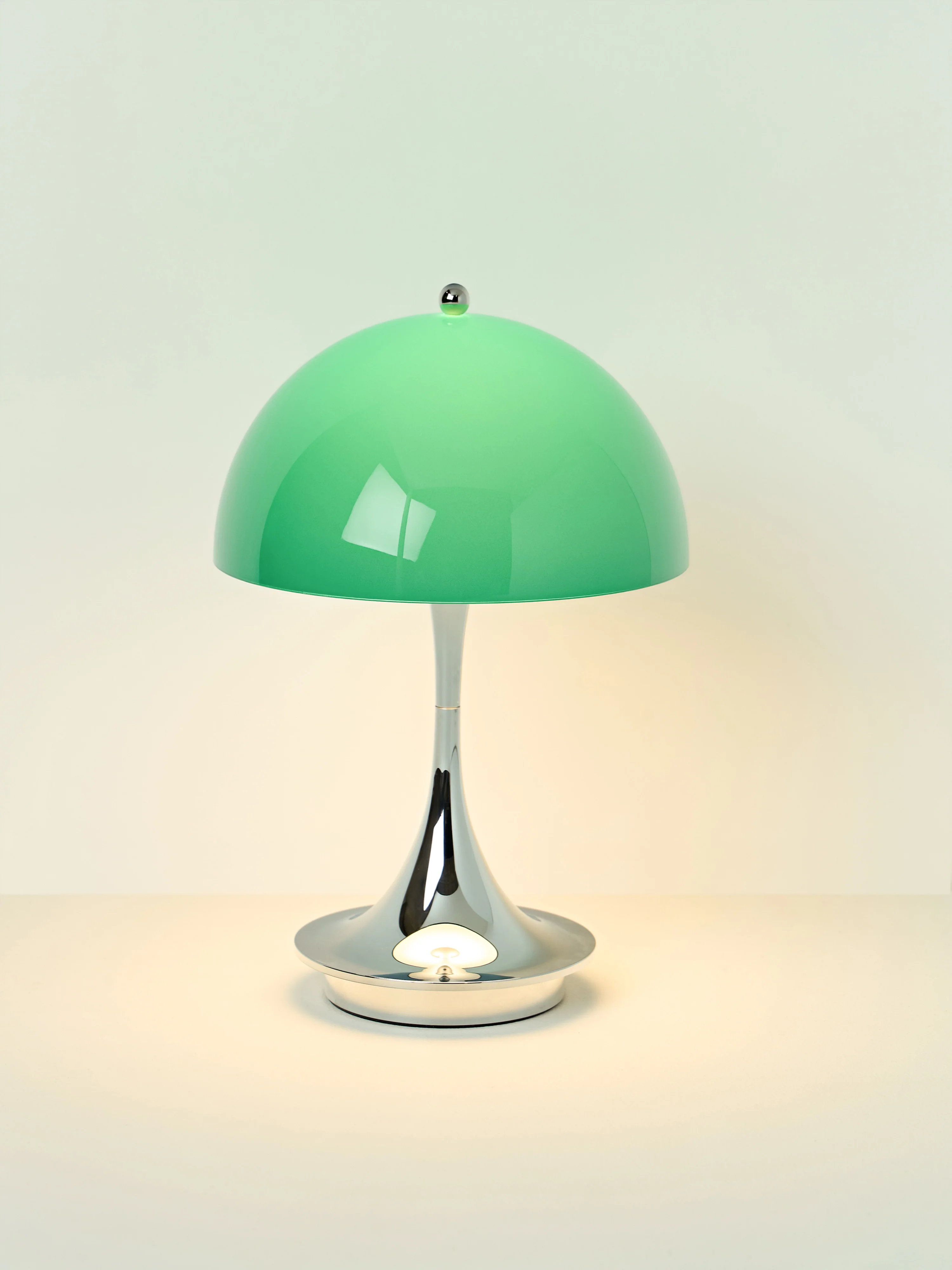 Draagbare dimbare LED tafellamp Panthella 160, design Verner Panton