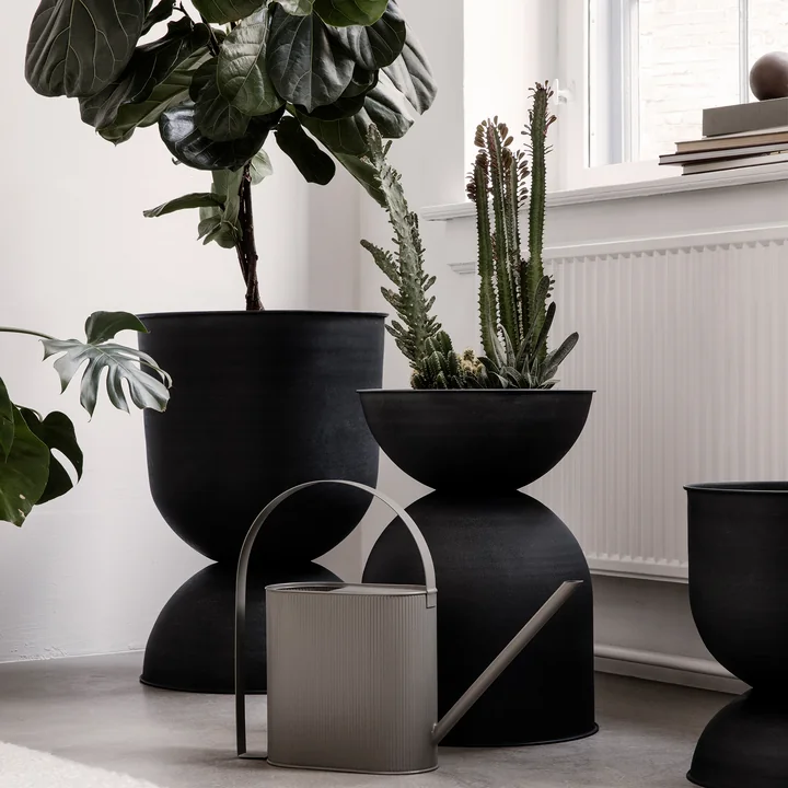 Ferm Living - Hourglass Blumentopf medium, Ø 41 x H 59 cm, schwarz / dunkelgrau