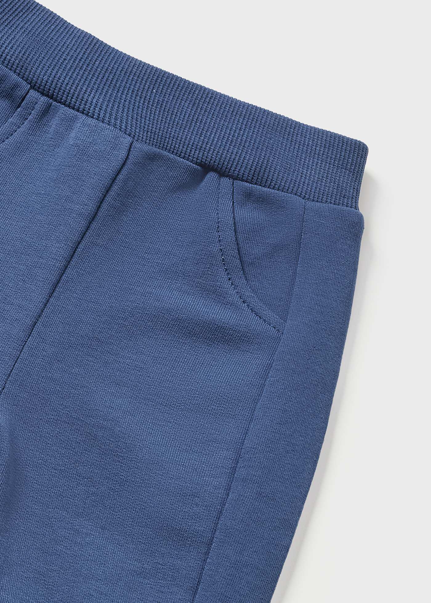 Conjunto de 4 peças em algodão sustentável para recém-nascidos.