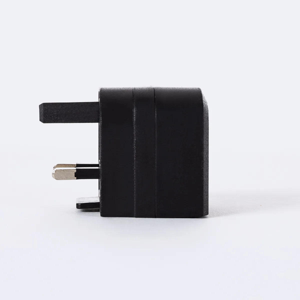 Ledkia Adaptateur de Prise Type E à Type G (UK) - Noir