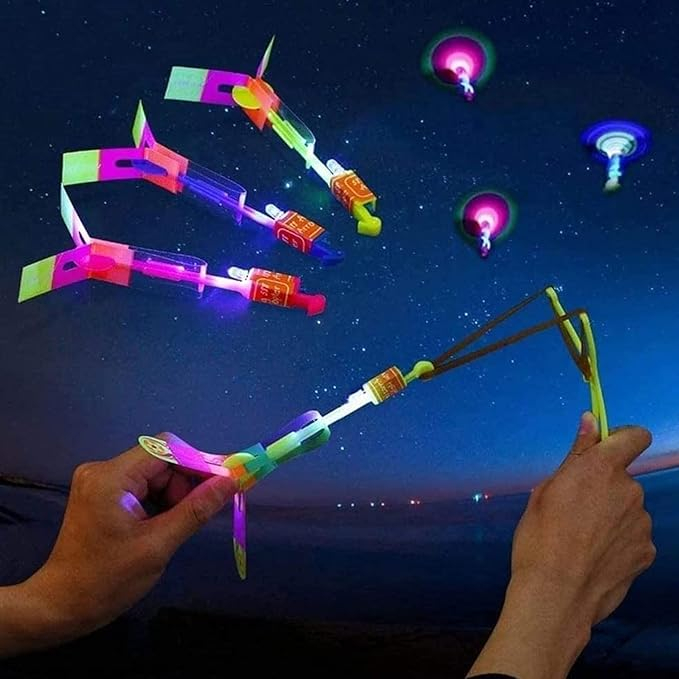 (13cm) Fliegendes Kinder Spielzeug Wurf Schleuder Spiel Raketen Katapult Licht mit LED Beleuchtung (inkl. LR41 Batterien) - Assortiert