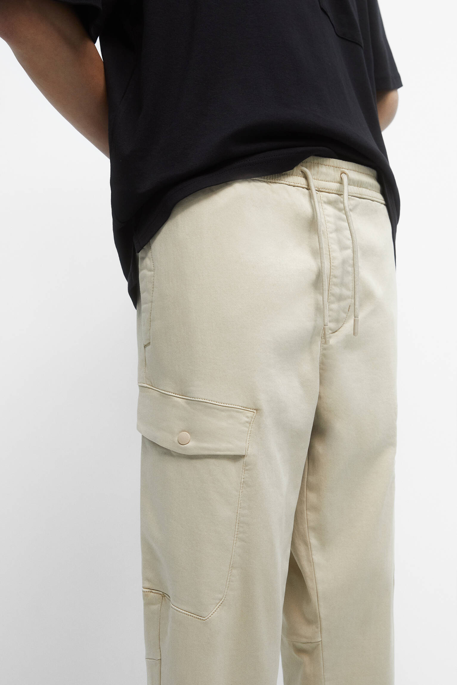 Calça jogger cargo em malha macia - cor pedra