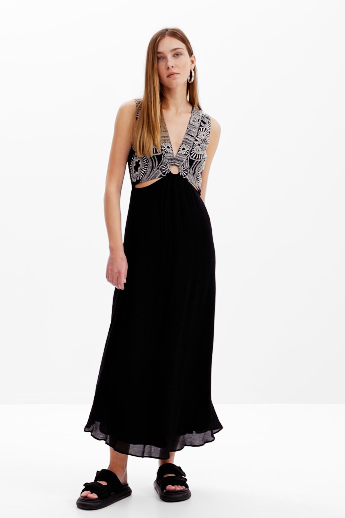 Robe longue brodée découpes