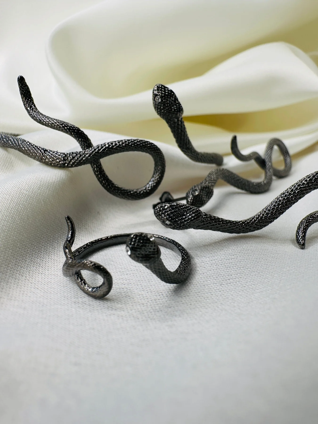 O element Poison Snake Ring black