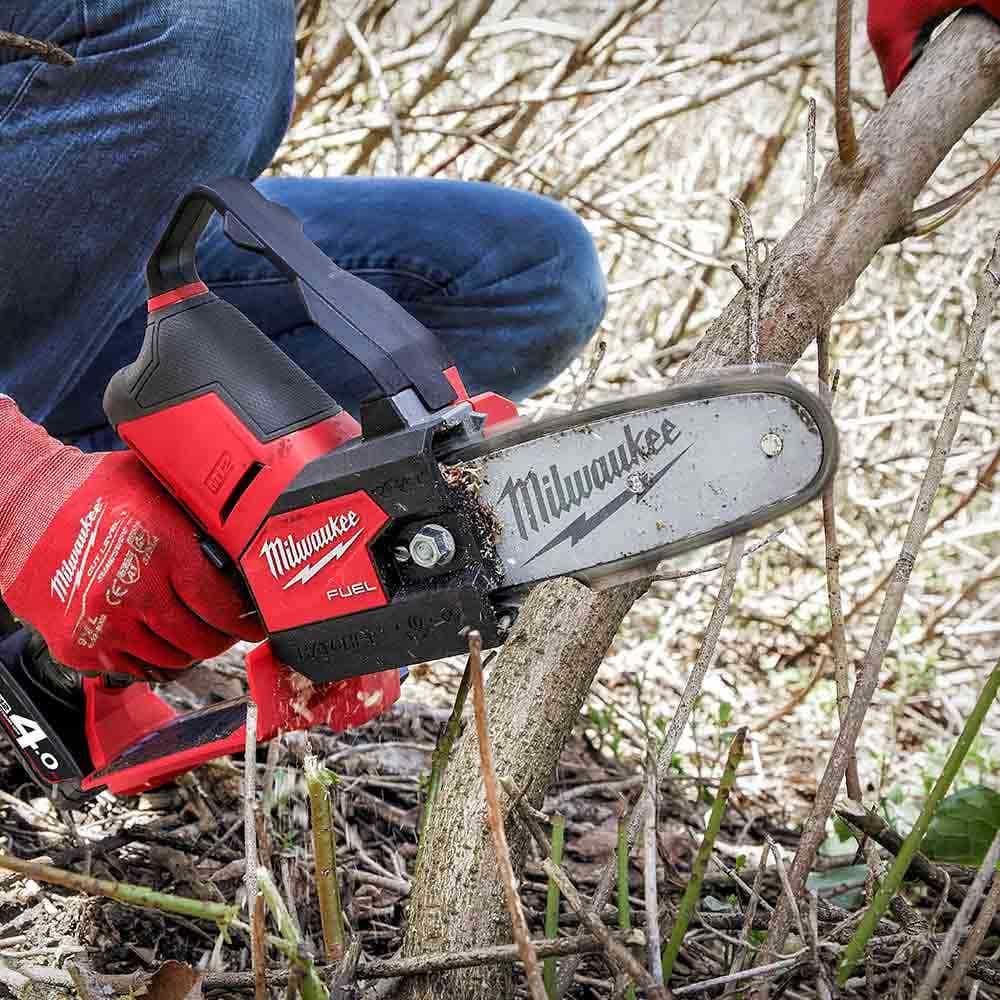 Serra de poda MILWAUKEE 12V FUEL™ HATCHET™ de 6 polegadas Skin M12FHS-0