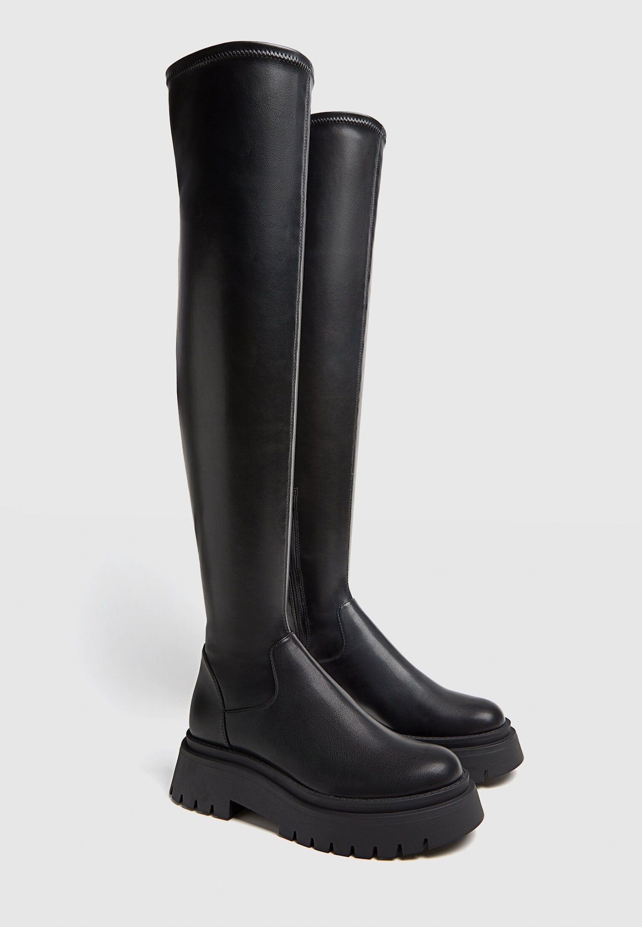 Botas pretas tamanho XL com sola plana