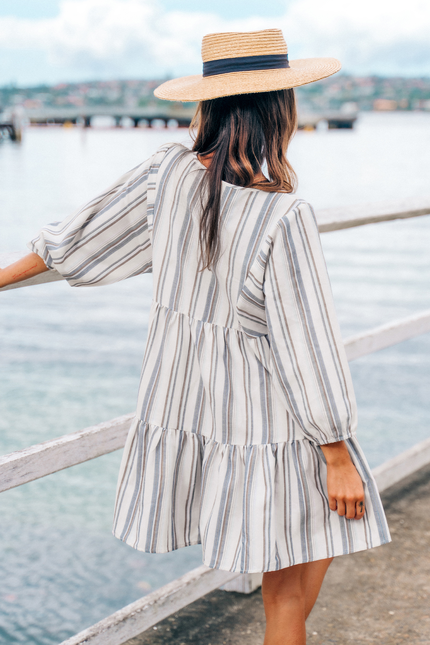 Robe mini droite avec col fendu à cordon