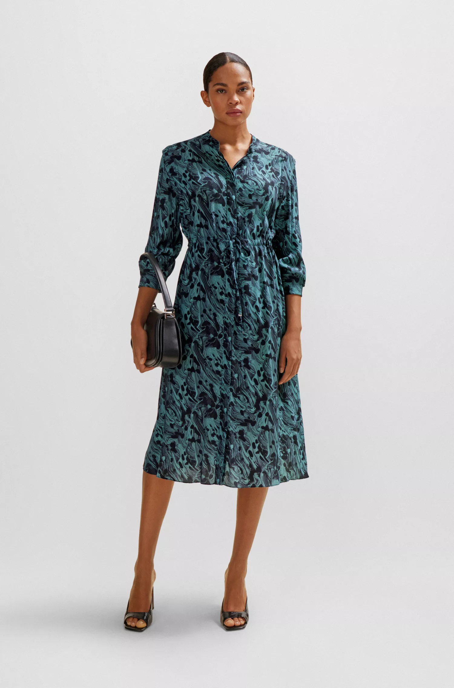 Vestido BOSS preto com estampa abstrata e cintura ajustável por cordão.