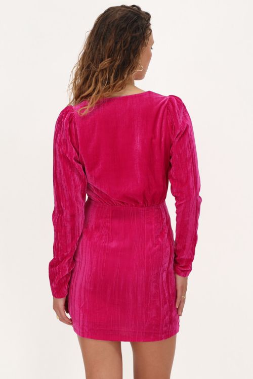 Roze velvet jurk met V-hals