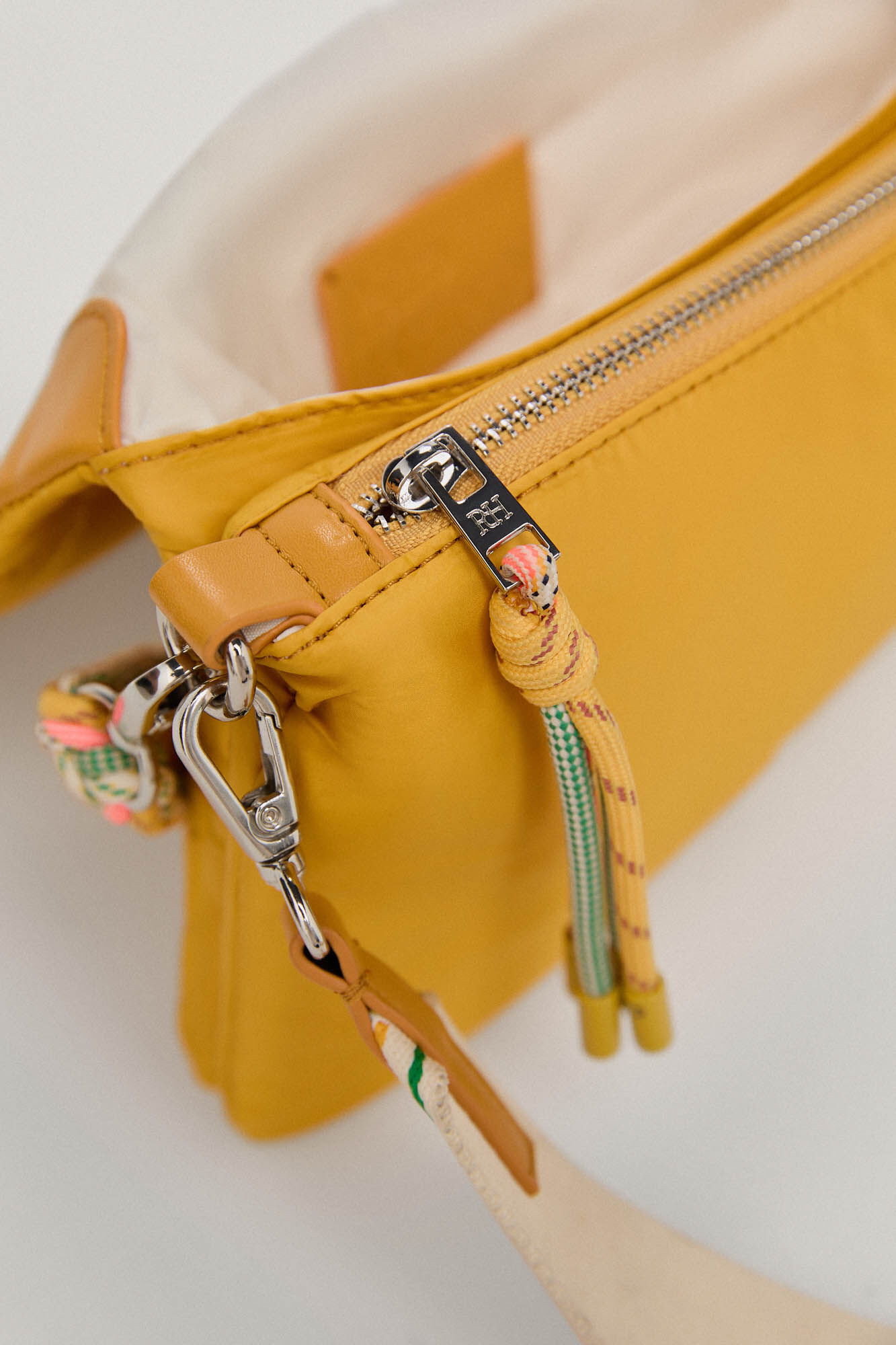 Bolsa de ombro com aba acolchoada em nylon - Amarela