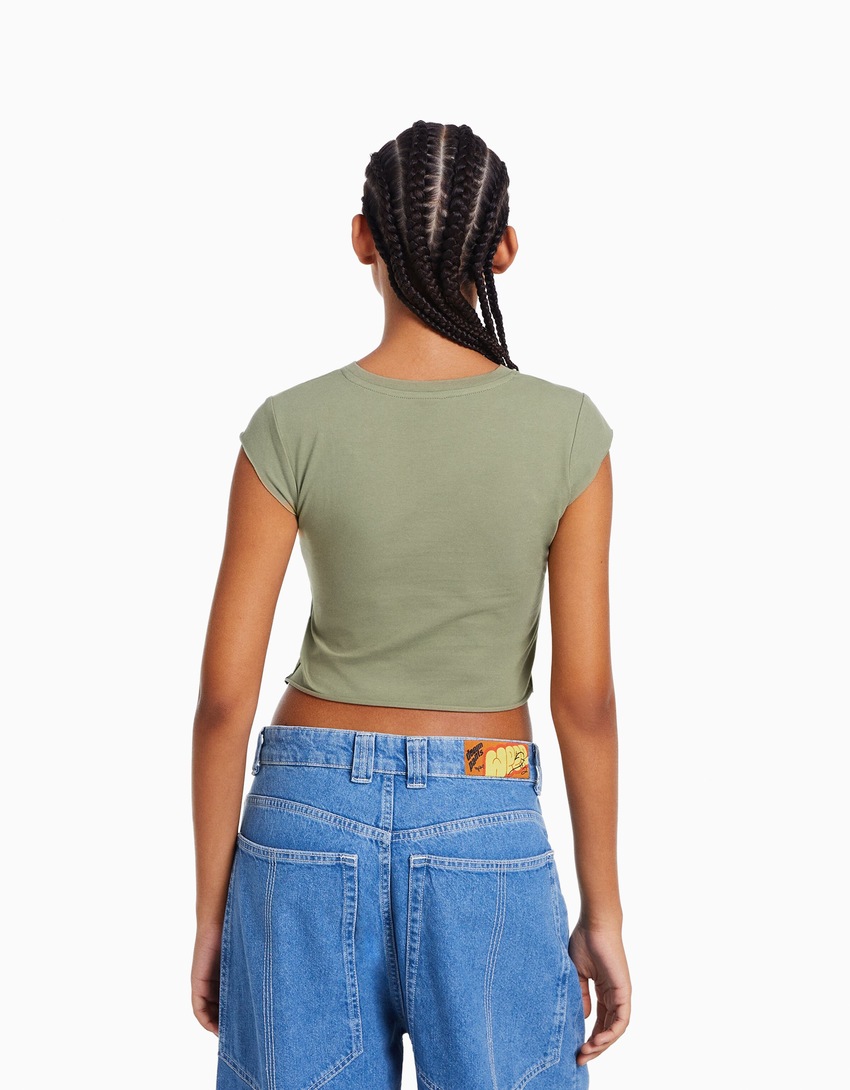 Camiseta cropped de manga curta com estampa