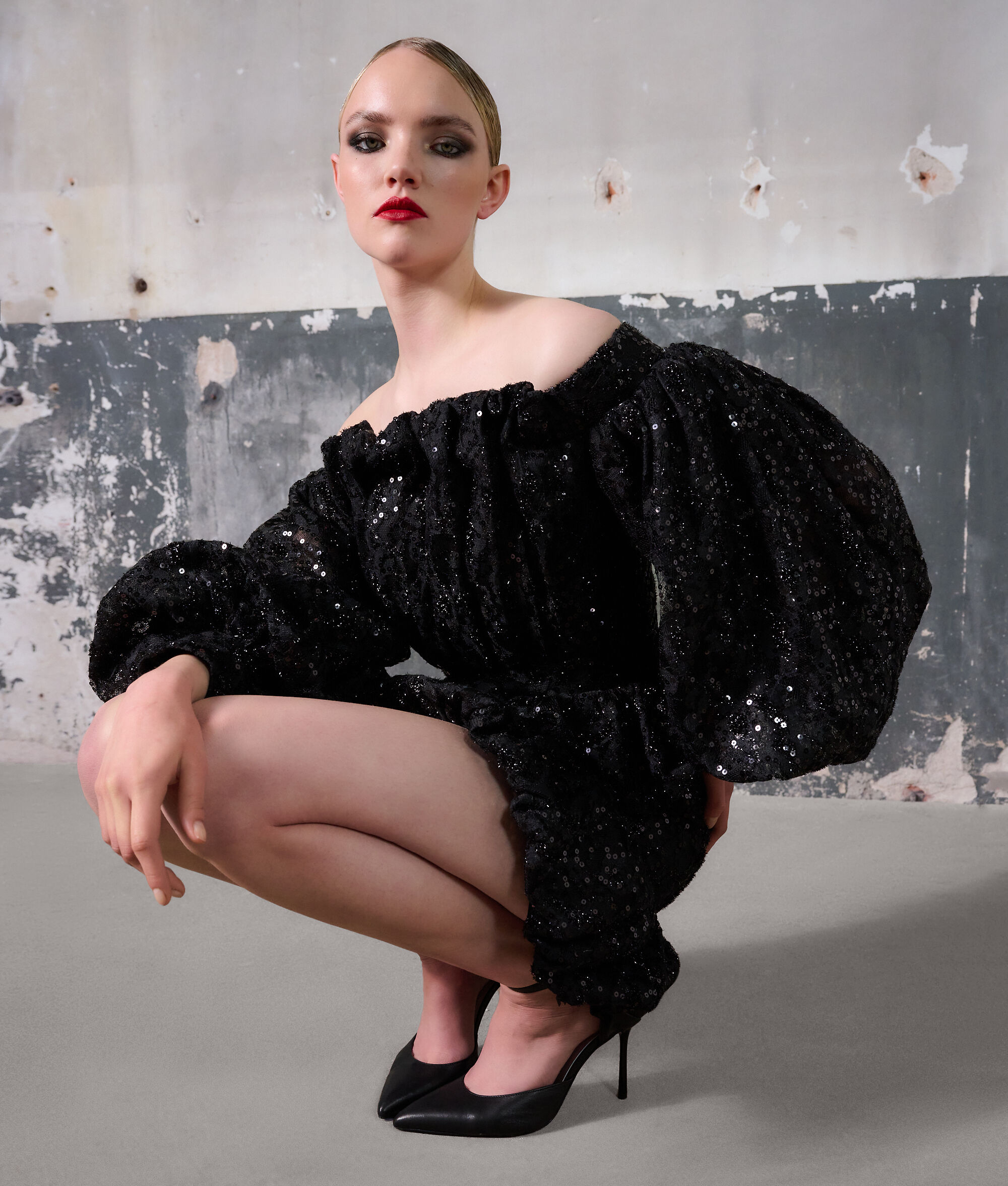 ROBE À VOLANTS EN DENTELLE ET SATIN