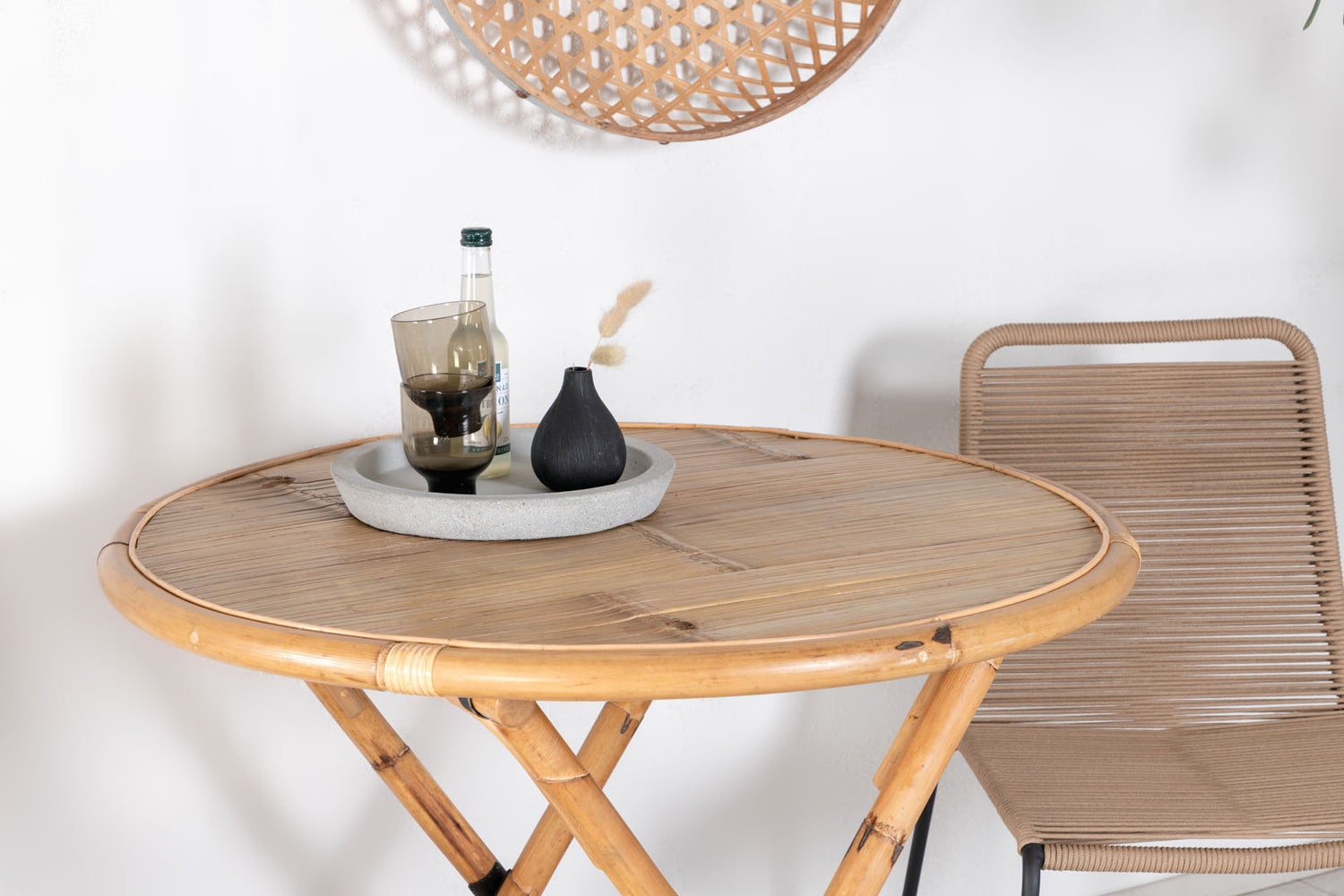 Tuinset van riet, tafel Ø80cm en 2 stoelen L Lindos, zwart, naturel. 80 x 80 x 80 cm