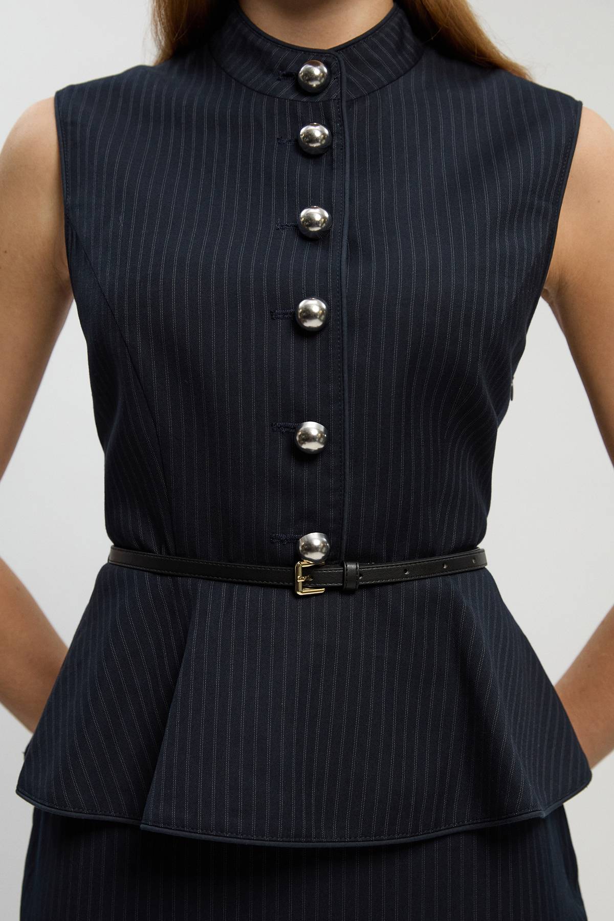 KarenMillen Robe Midi Cintrée À Fines Rayures Avec Basque Et Ceinture Petite