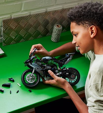 LEGO? Technic - Kawasaki Ninja H2R-Motorcykel 42170 - 643 Dele