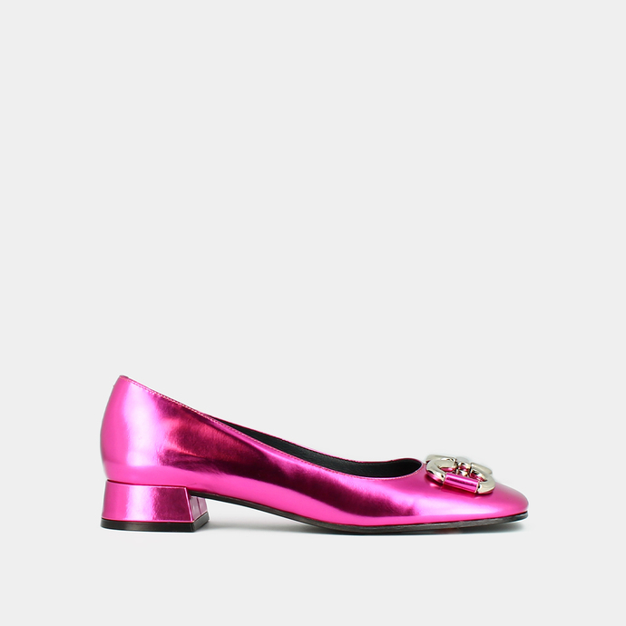 Ballerines à talons plats et mords  en cuir metallisé fushia