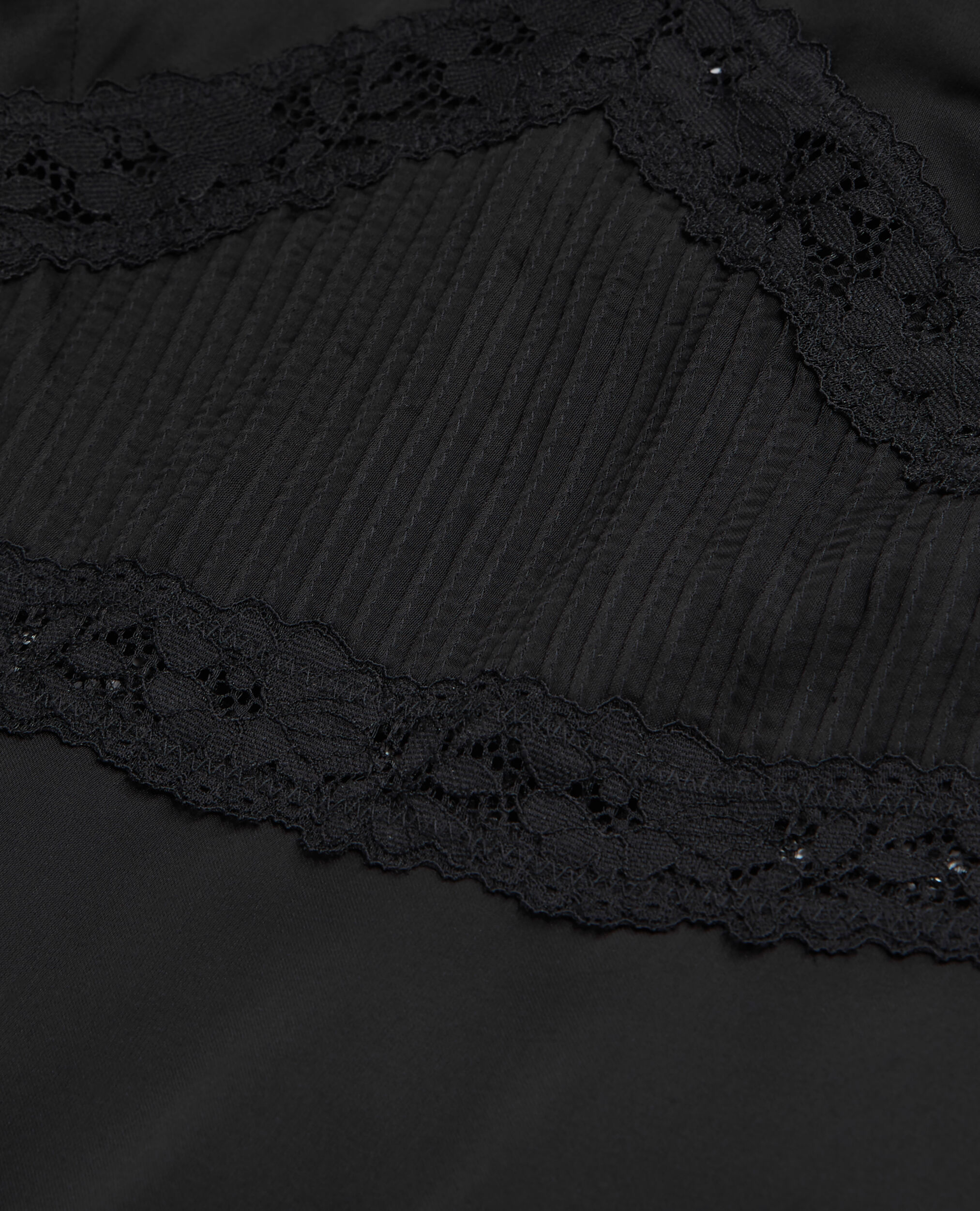 Top noir avec détails en dentelle