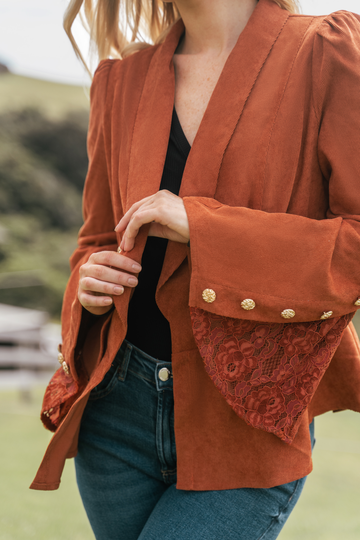 Blazer à boutons en dentelle contrastée brun