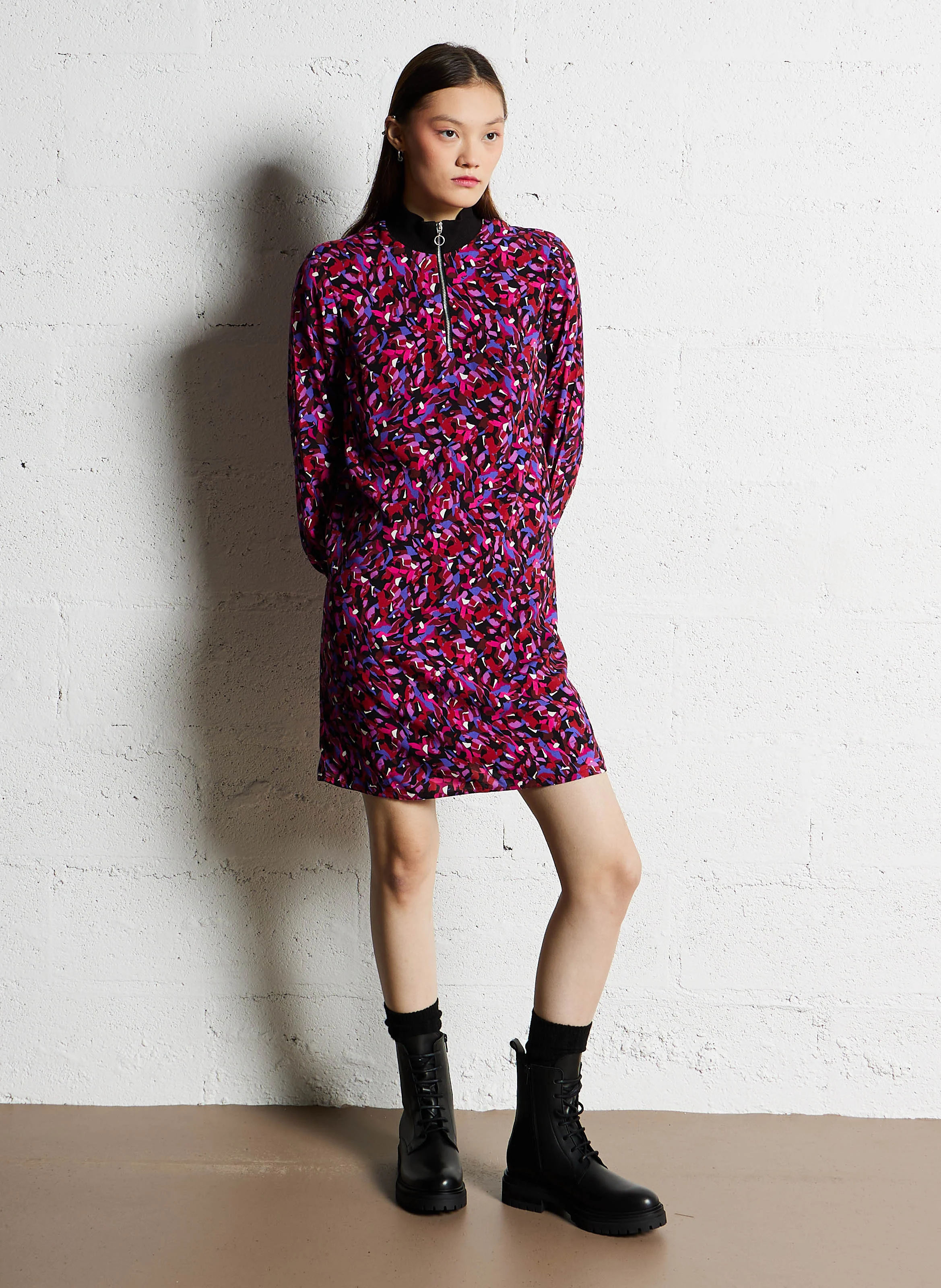 Robe courte col montant zippé à imprimé| Noir