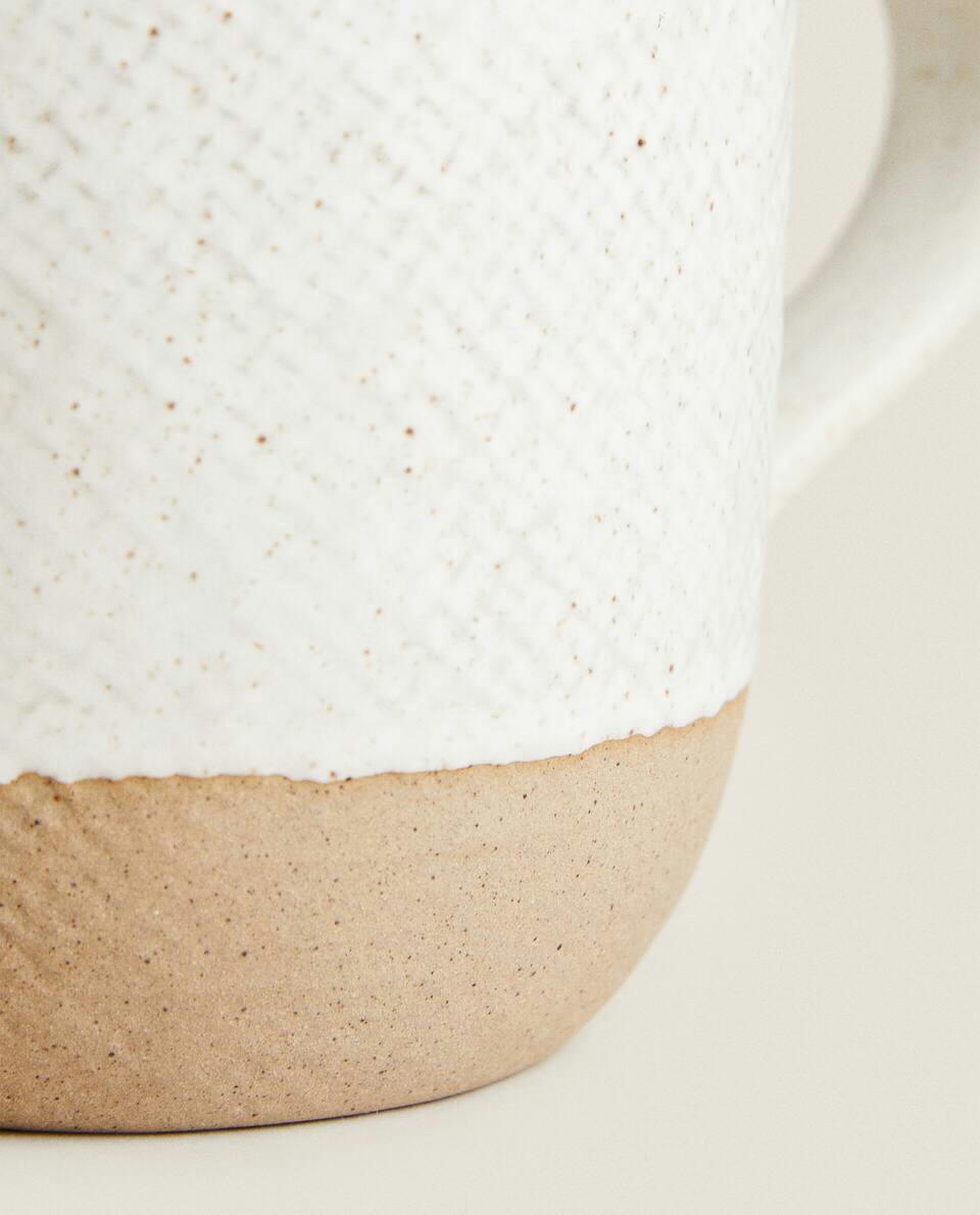 CANECA COM DESIGN EM RELEVO