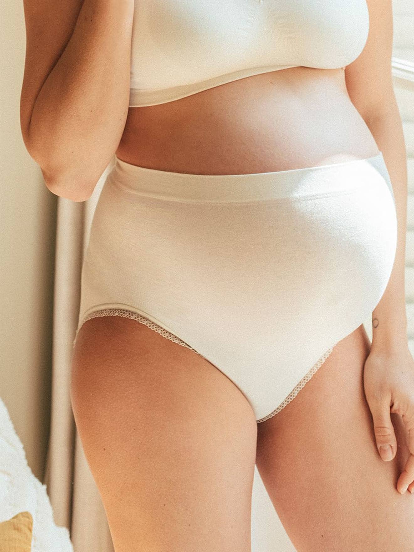 Calcinha de gestante sem costura de cintura alta Organic Cache Coeur na cor branca lisa.