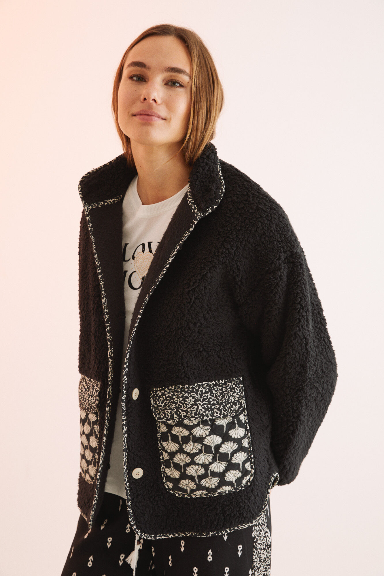 Robe preta de comprimento médio com forro de sherpa - preta