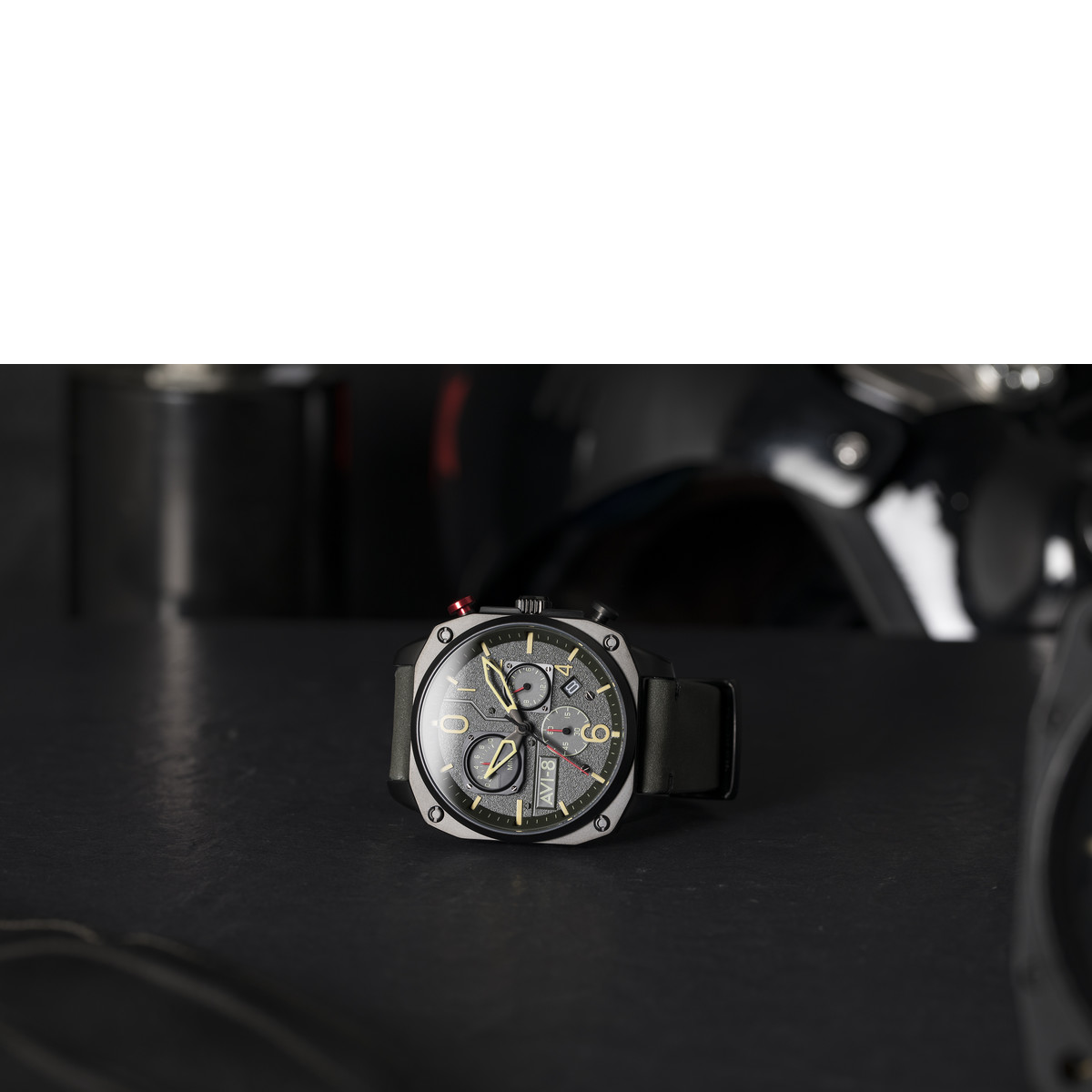 Montre AVI-8 homme chronographe acier noir cuir