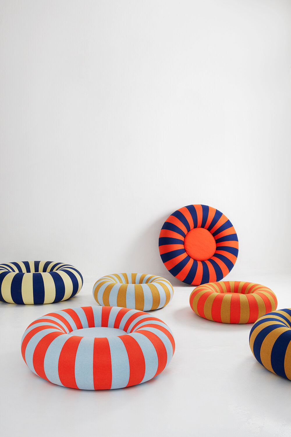 Studio About  Float puf, Blue/red - 30x100 cm.