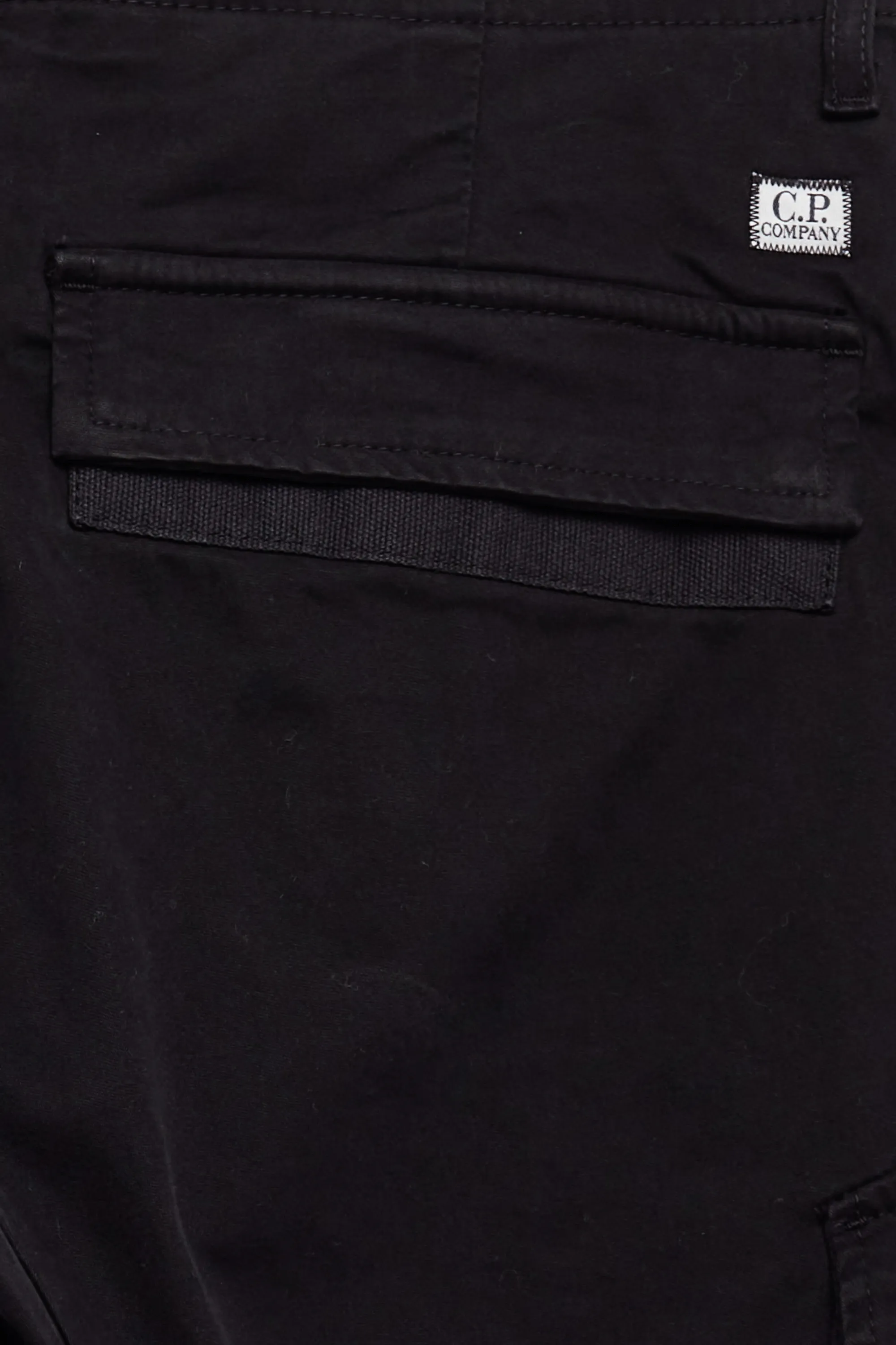 C.P. COMPANY Pantalon STRETCH SATEEN ERGONOMIC ANGULAR CARGO PANTS Noir