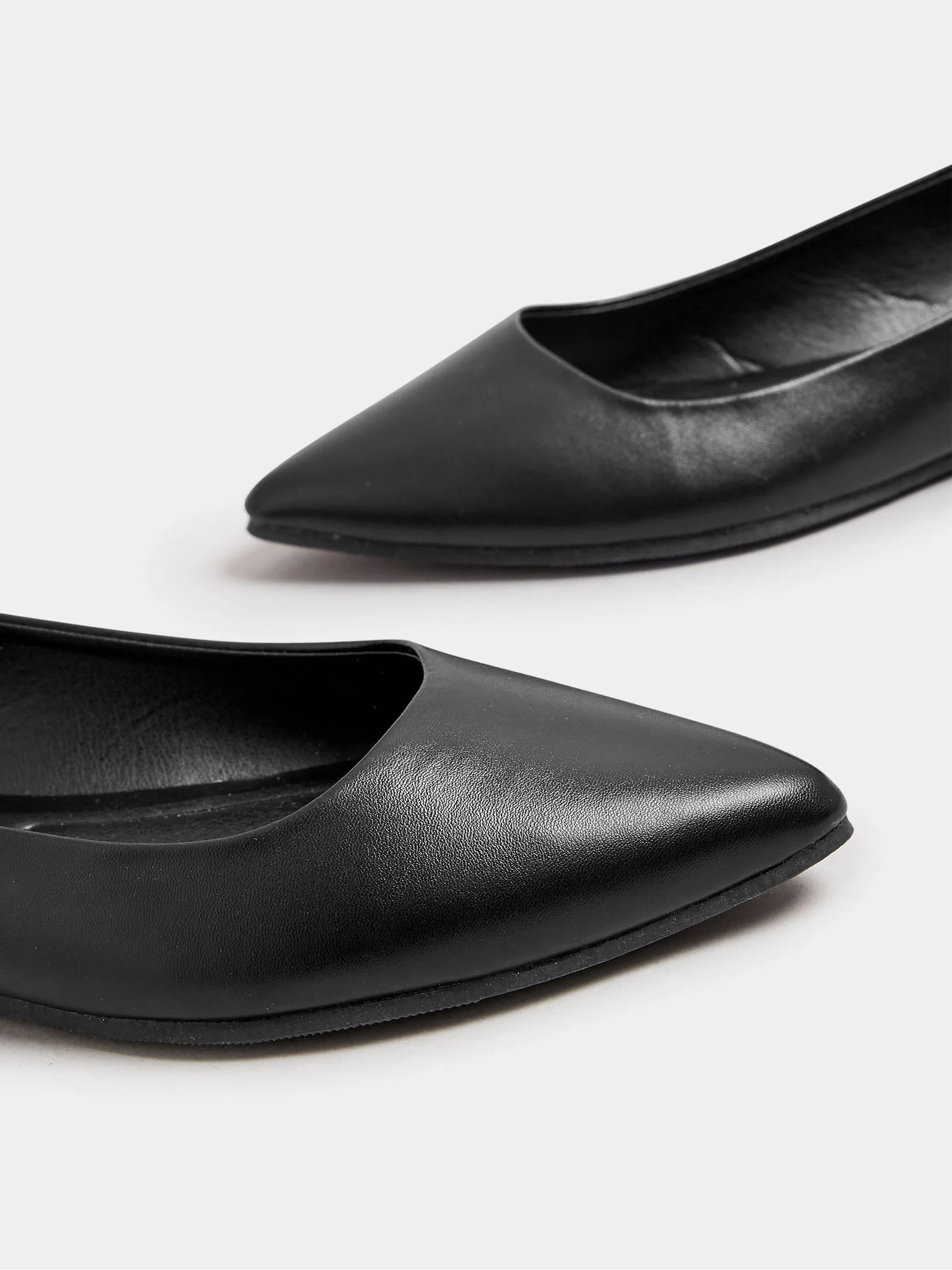Zwart - Yours Curve Wide Fit Flat Point Pumps
