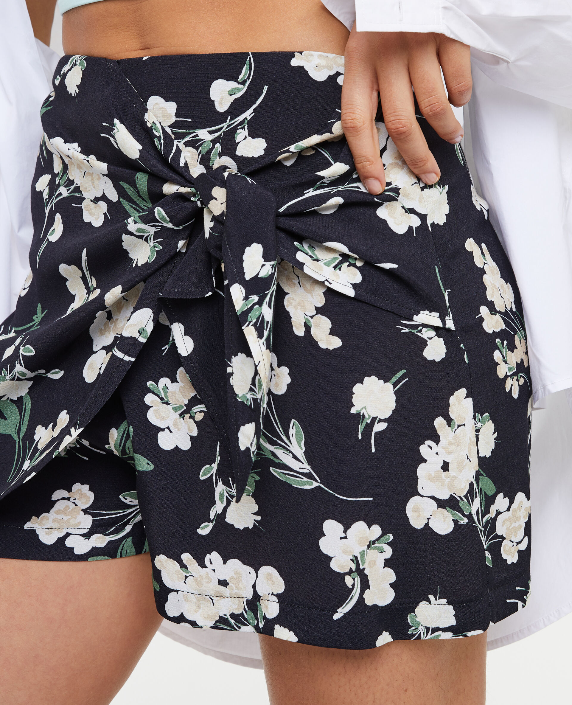 Jupe-short en tissu fluide motif fleurs - Noir