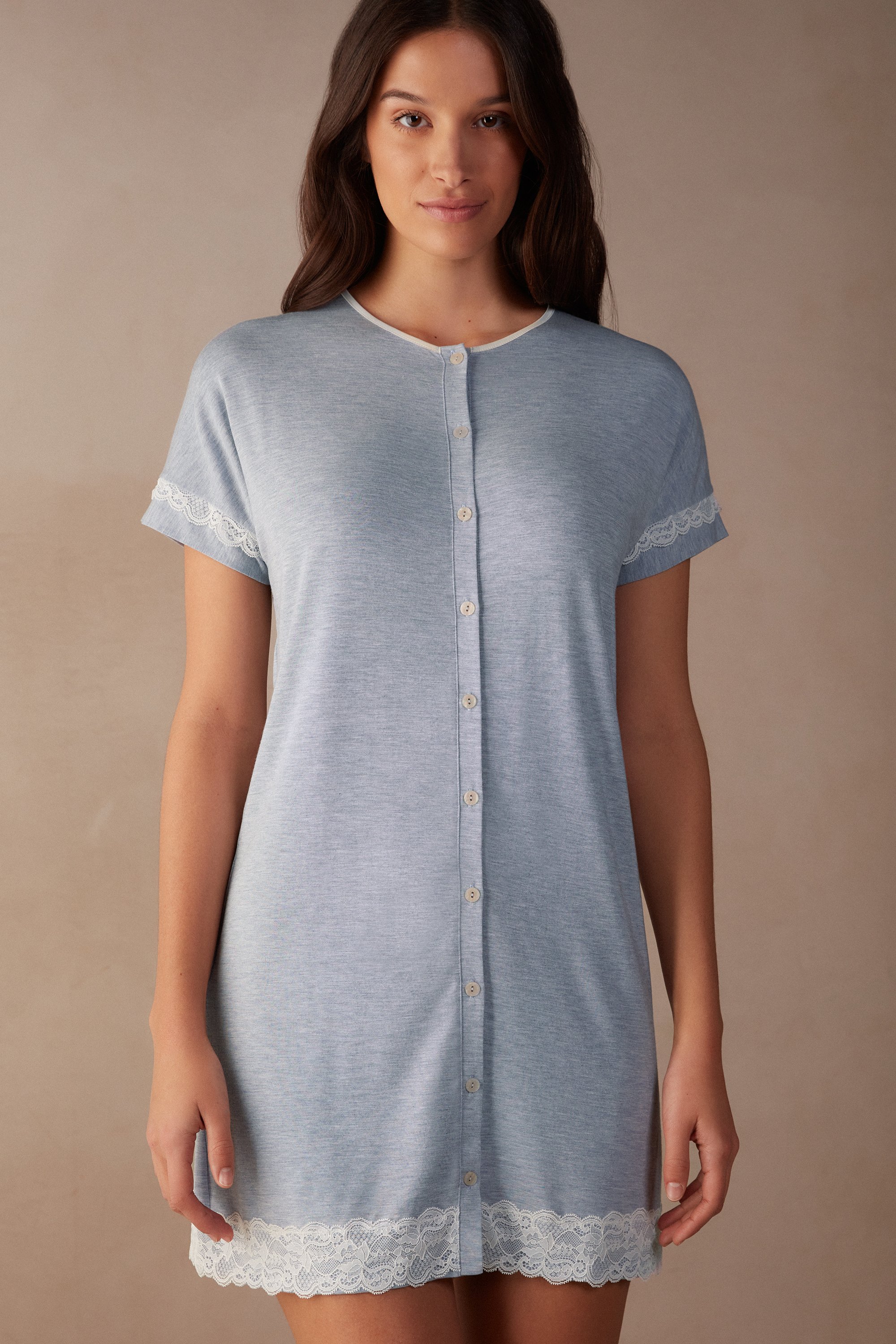 Camisola com fenda frontal e detalhes em renda