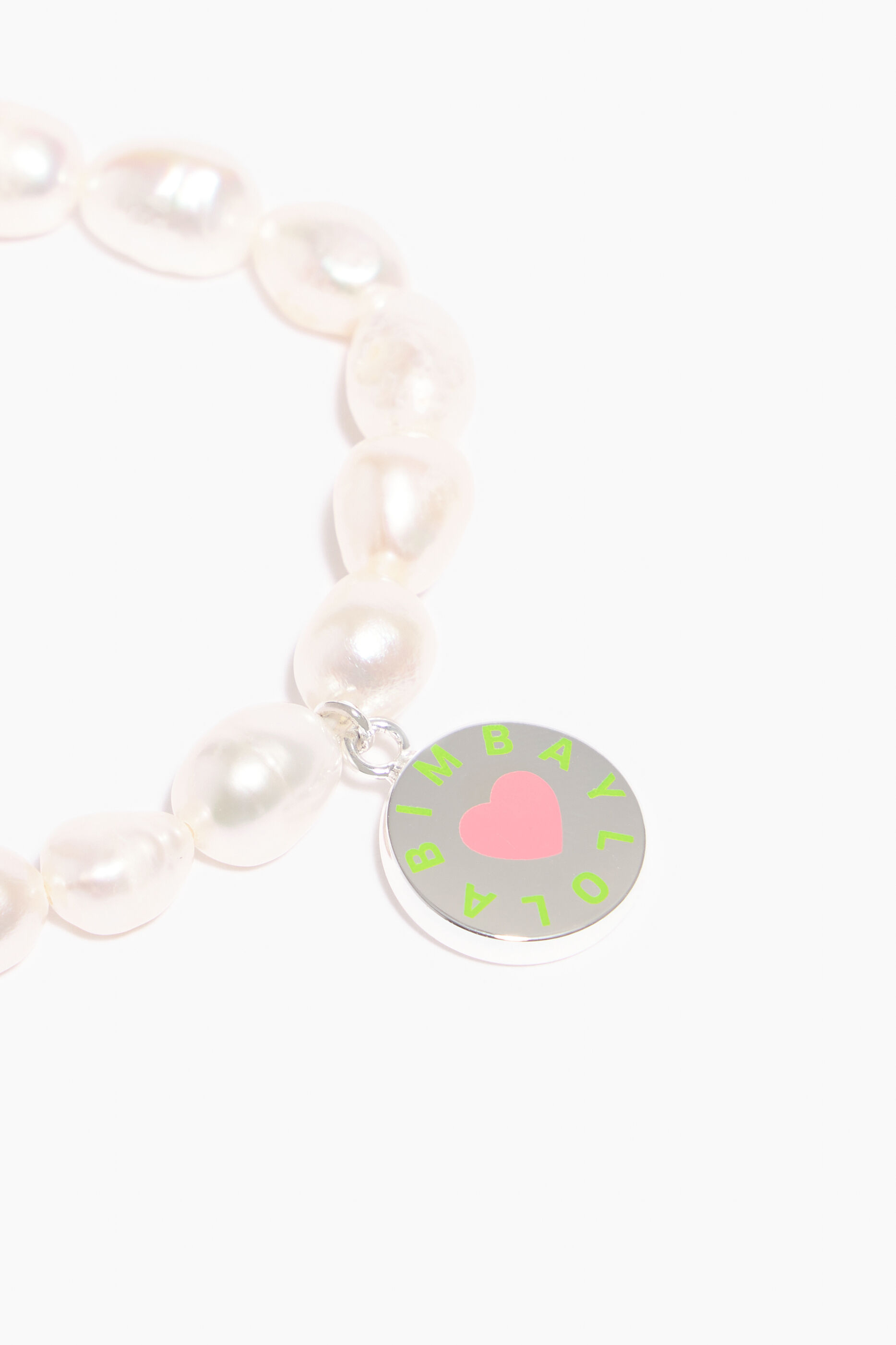 Pulseira de pérolas com logotipo rosa