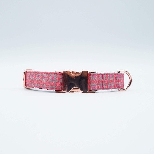 Coleira para cães Baona rosa, feita de nylon reciclado.